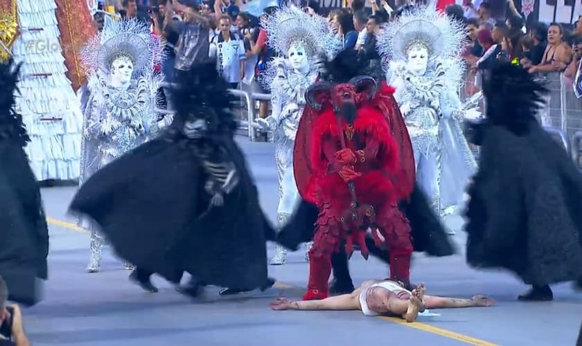 Em seu enredo "A saliva do santo e o veneno da serpente", A Gaviões da Fiel encenou "Jesus sendo derrotado pelo diabo", o que gerou revolta nas redes sociais. (Imagem: Reprodução - Rede Globo)