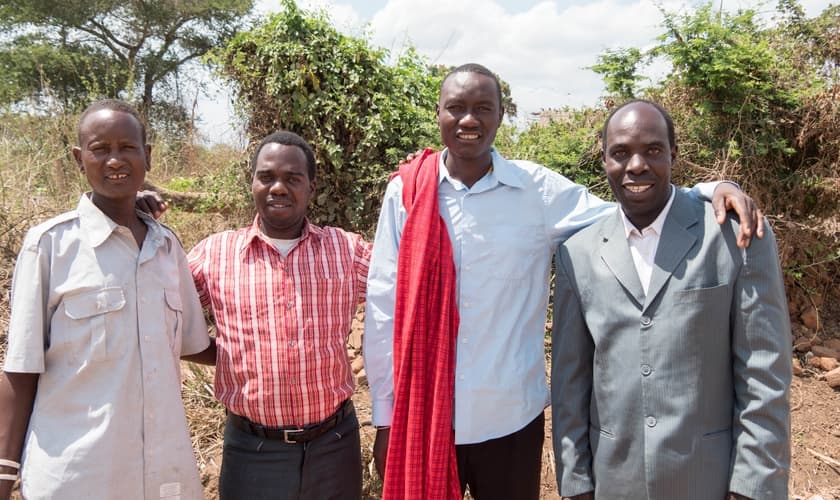 Jacob (com manto vermelho), ao lado de um missionário, um plantador de igrejas e um de seus discípulos. (Foto: Timoty Initiative)