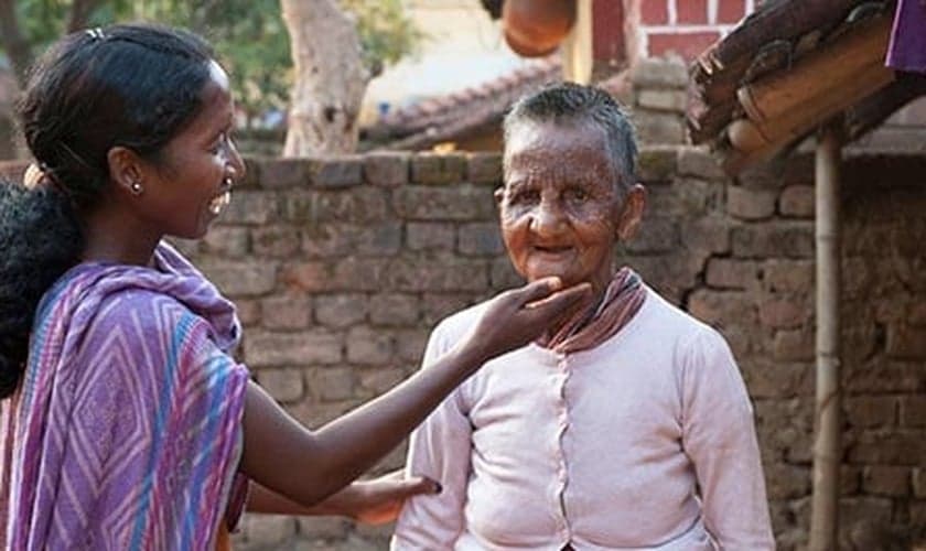 Quando Sakshi era apenas uma adolescente, descobriu que tinha lepra, hoje missionária ajuda doentes a suportar a enfermidade. (Foto: Reprodução/GFA)