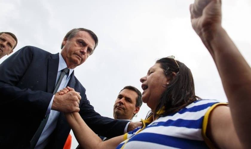 O presidente Jair Bolsonaro recebeu oração da paraibana Mirtis Hortência, de 57 anos. (Foto: Daniel Marenco/Agência O Globo)