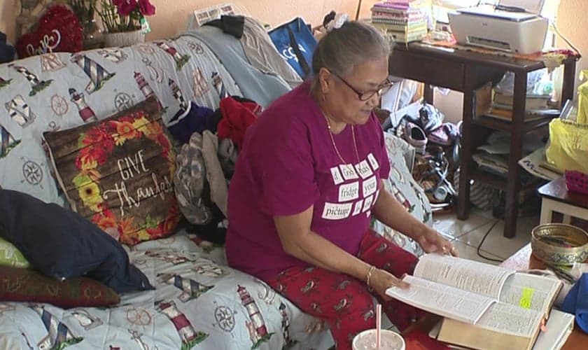 Maria Flores estava lendo a Bíblia quando sua casa foi atingida por disparos. (Foto: KSAT)