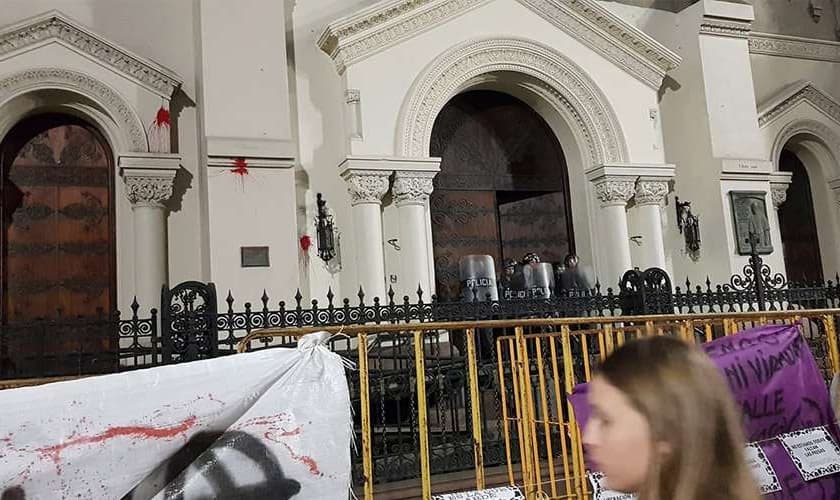 Projéteis de tinta foram lançados por feministas contra a Iglesia del Cordón no Uruguai. (Foto: Igreja Católica de Montevidéu)