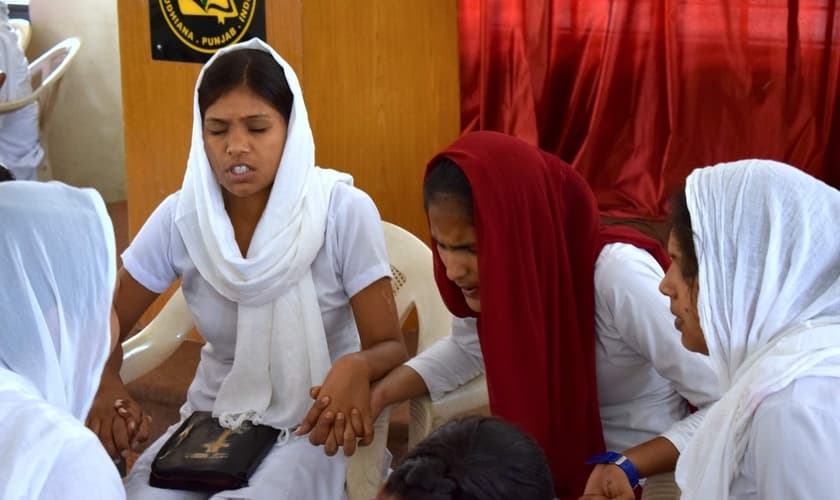 Mulheres cristãs oram a Deus por causa de perseguição na Índia. (Foto: Reprodução/Índia Gospel)