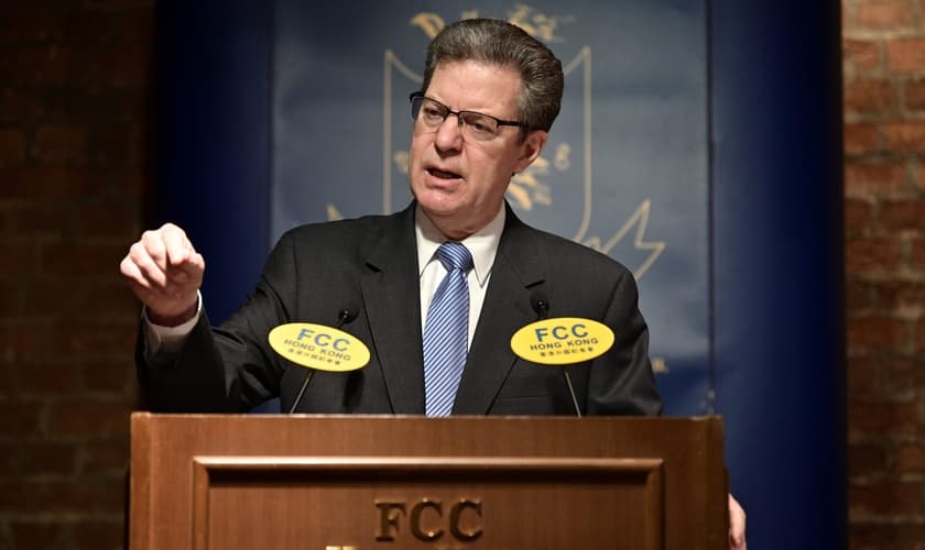 Sam Brownback, embaixador dos EUA para Liberdade Religiosa Internacional, discursou no Clube dos Correspondentes em Hong Kong, na China. (Foto: Anthony Wallace/Getty Images)