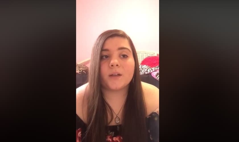 Gabby Helsinger foi suspensa por expor versículos bíblicos em resposta a cartazes LGBT em sua escola. (Imagem: Facebook - Reprodução)