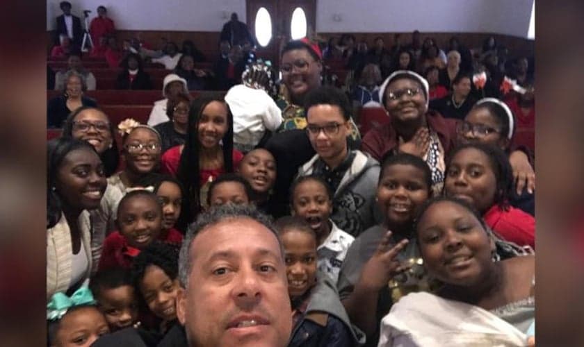 Membros da Igreja Metodista após culto realizado na Sinagoga Templo Emanu-El. (Foto: Reprodução/CNN)