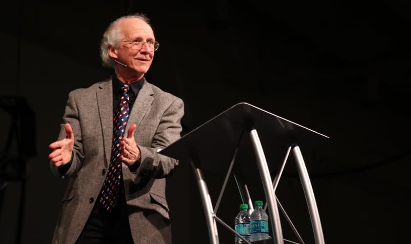 O pastor observa que muitos cristãos vivem sua fé apenas no contexto da igreja. (Foto: Desiring God)