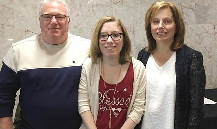 Margo Carl (à direita) junto com o marido, Joe, e a filha, Jessica (centro). (Foto: Reprodução/Facebook)