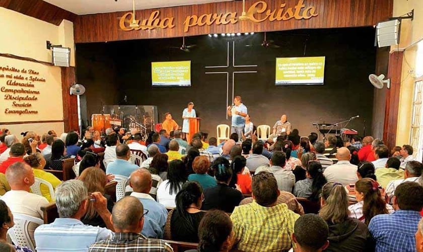 As igrejas evangélicas em Cuba experimentaram um rápido crescimento e já influenciam legislação do país. (Foto: Ramon Espinosa/AP)