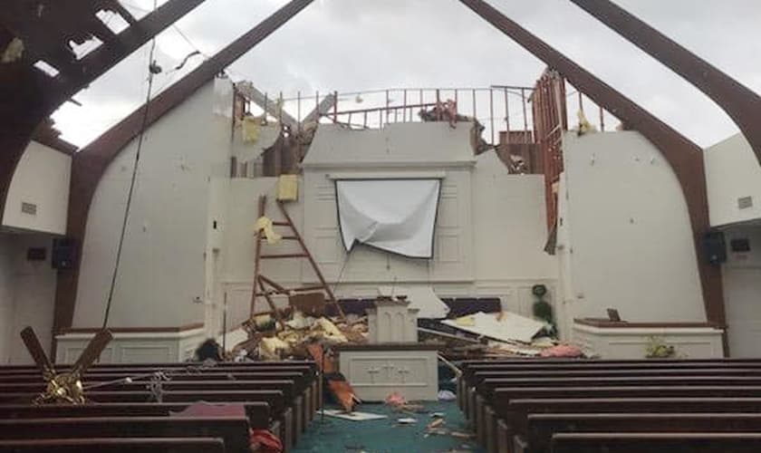 Tempestade arrancou o telhado da Igreja Batista Monte Sião, nos EUA. (Foto: Reprodução/Facebook)