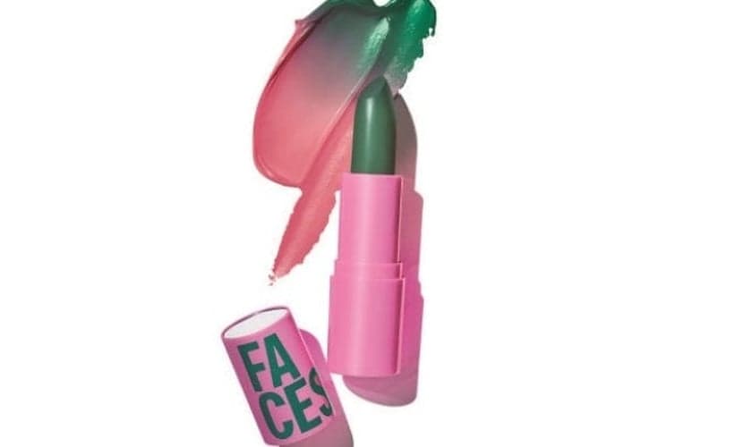 Faces Batom Mágico é verde por fora e deixa os lábios na cor rosa, assim como a versão clássica. (Foto: Reprodução/Natura)