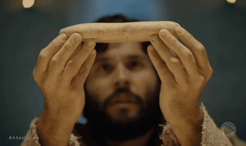 O ator Dudu Azevedo, que interpreta Jesus na trama, encenando a Santa Ceia. (Foto: Reprodução/Record)