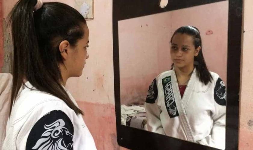 A estudante Rhyllary Barbosa dos Santos em sua casa. (Foto: Glauco Araújo/G1)