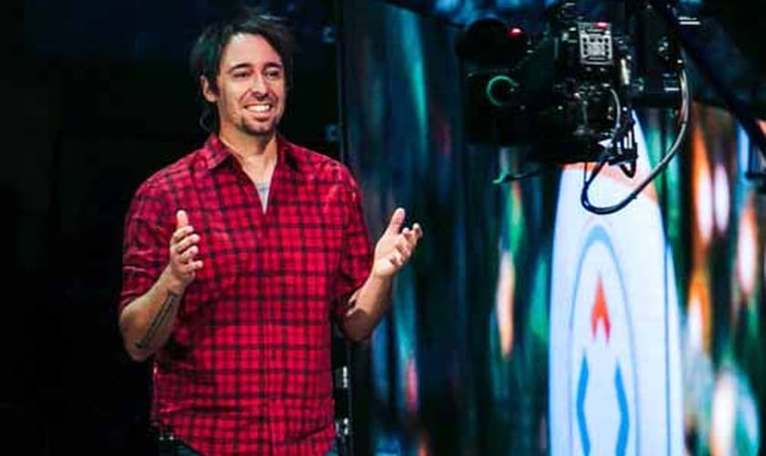 Pastor Dave Admsom durante ministração pela TV. (Foto: Divulgação/Echo Group)