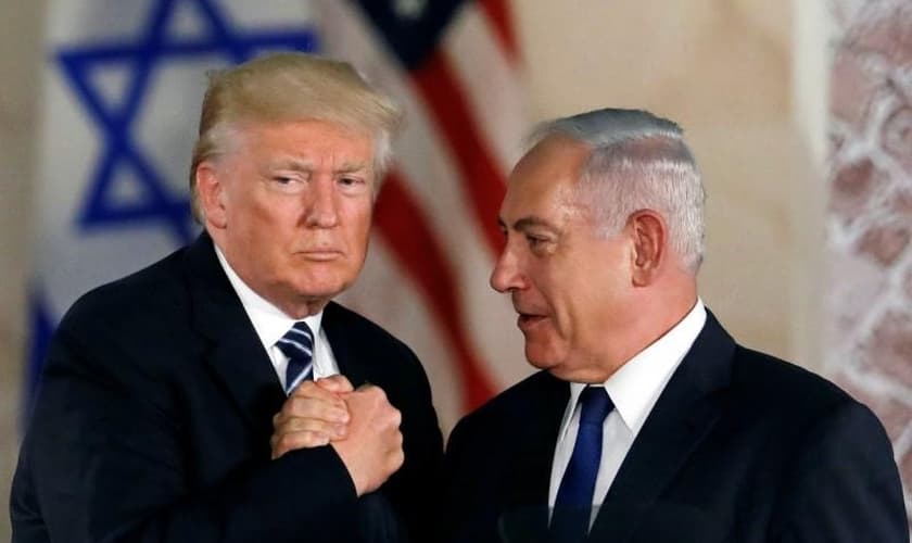 Presidente dos EUA, Donald Trump, e o primeiro-ministro israelense, Benjamin Netanyahu, apertam as mãos em Jerusalém. (Foto: Reuters/Ronen Zvulun)