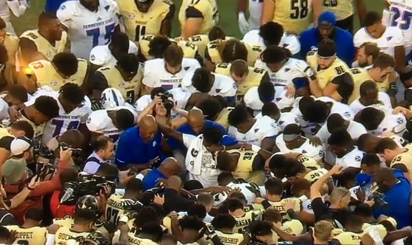 Time ora pela recuperação de Christion logo após o acidente, em 29 setembro de 2018. (Foto: Twitter/Jeremy Buchanan)