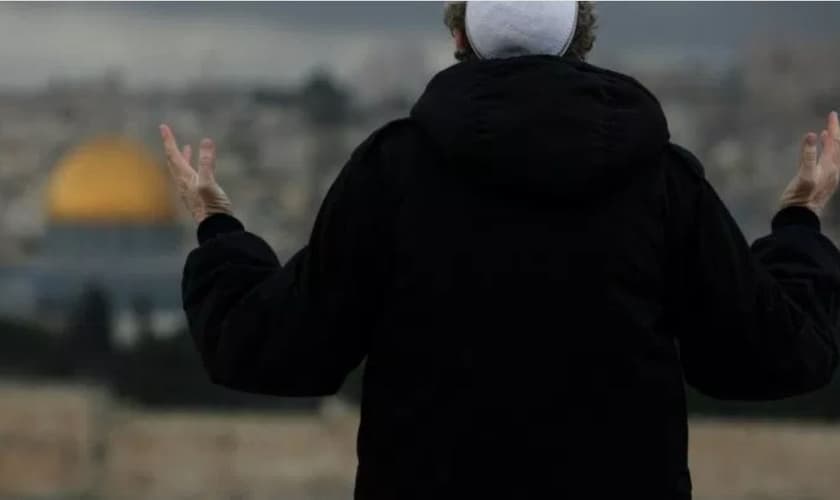 Ex-líder muçulmano leva outros líderes a entregarem suas vidas a Cristo. (Foto: Reprodução/Fatos)