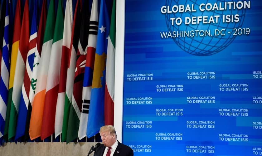 Donald Trump discursa durante encontro da coalizão de combate ao Estado Islâmico. (Foto: Brendan Smialowski/AFP)
