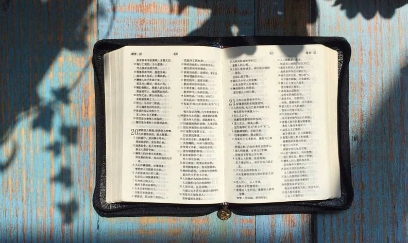 Bíblia é considerada ameaça pelo partido comunista chinês. (Foto: Reprodução/CH)