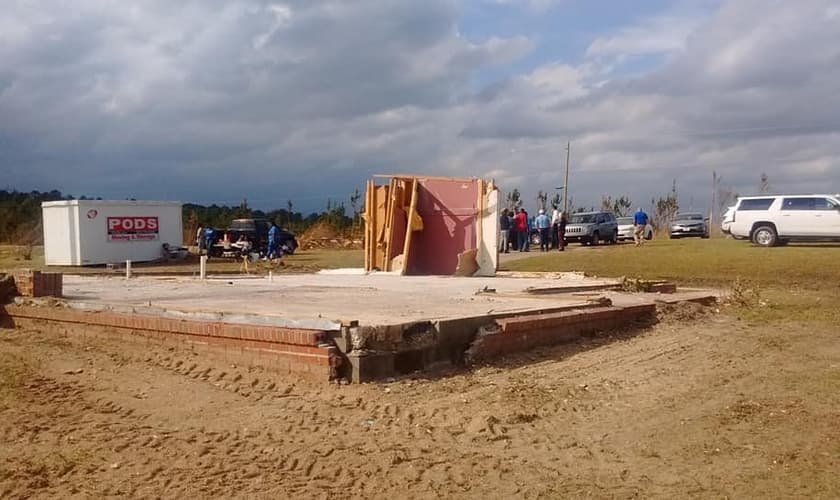 O tornado destruiu uma casa no Alabama (EUA), mas o quarto de oração permaneceu de pé. (Foto: Reprodução/Facebook)