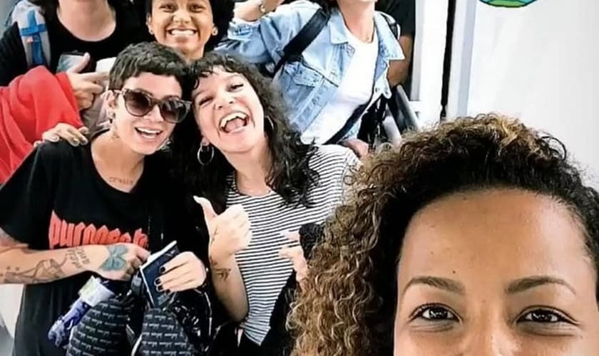 Bruna Marquezine pouco antes de embarcar com um grupo de missionários para Angola. (Foto: Reprodução/Instagram)