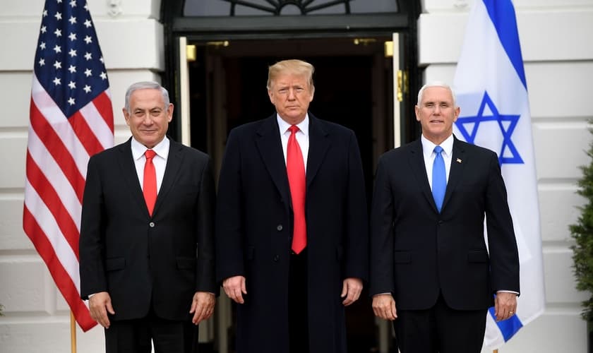 Premiê israelense, Benjamin Netanyahu, presidente dos EUA, Donald Trump e o vice Mike Pence em Washington. (Foto: Saul Loeb/AFP)