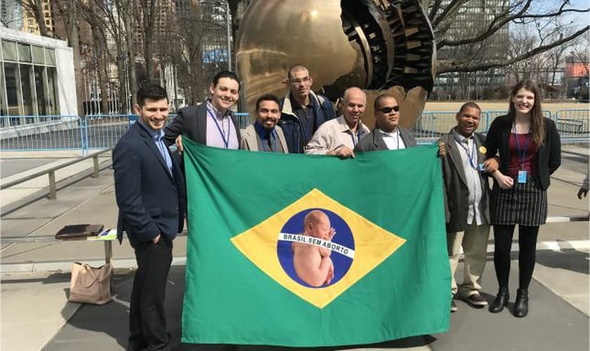 Participantes e apoiadores da Campanha Pró-Vida, segurando bandeira pró-vida do Brasil nas Nações Unidas. (Foto: Reprodução/LN)