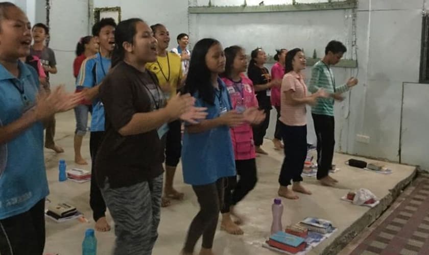 Jovens cristãos participam de curso ministrado pela Portas Abertas, na Malásia. (Foto: Portas Abertas)