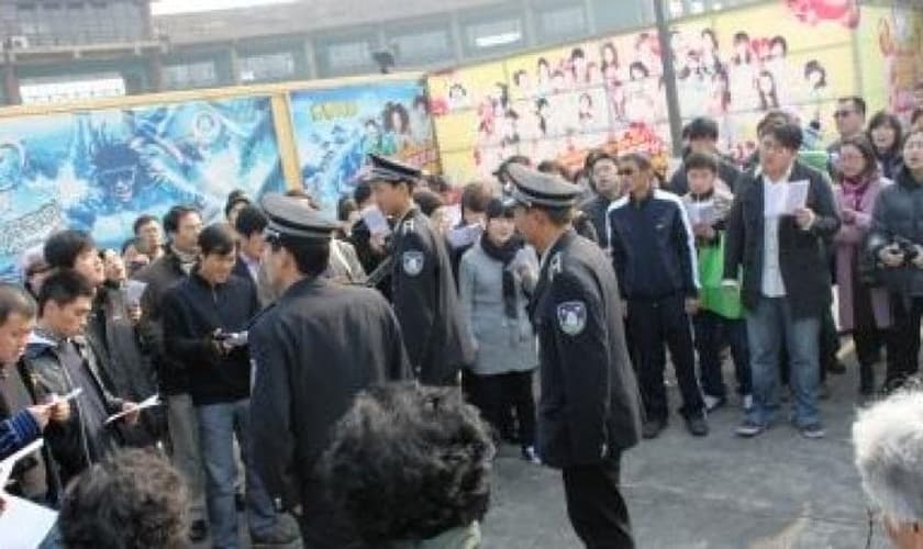 Crentes são impedidos de entrar na igreja que teve fechaduras trocadas pelas autoridades chinesas. (Foto: Reprodução/Asia News)