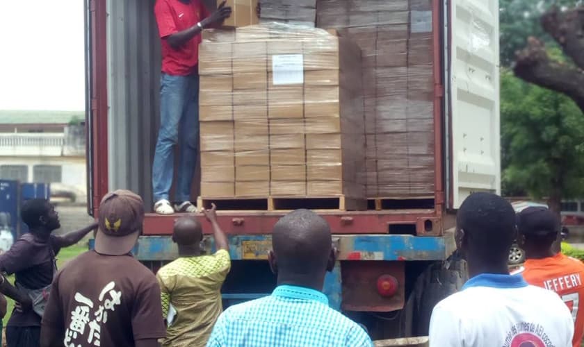 Remessa de material evangelístico sendo distribuído em países de maioria muçulmana. (Foto: Reprodução/Christian News)