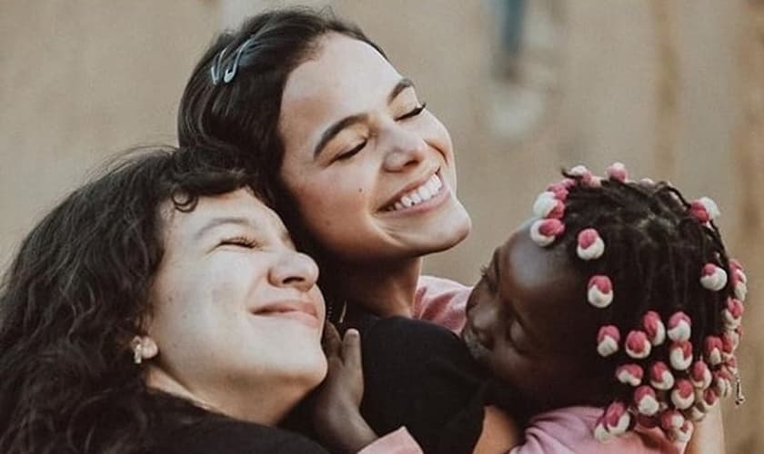 Bruna Marquezine e Priscilla Alcântara viajaram em ação missionária para a Aldeia Nissi, em Angola. (Foto: Instagram / Aldeia Nissi)