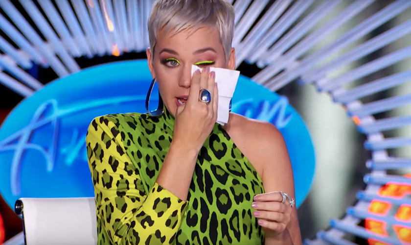 Katy Perry se emocionou com a história de uma das participantes do “American Idol”. (Foto: Reprodução/YouTube)