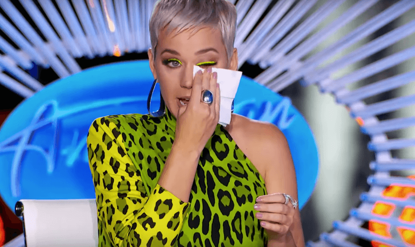 Katy Perry se emocionou com a história de uma das participantes do “American Idol”. (Foto: Reprodução/YouTube)