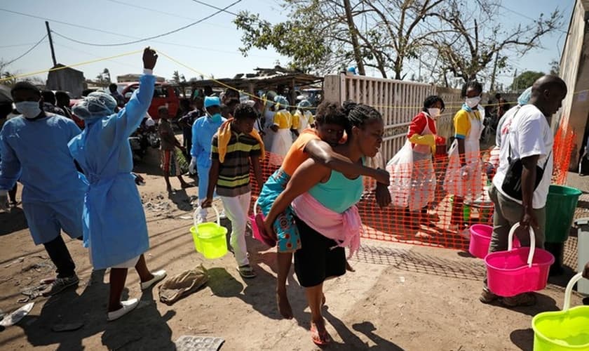 Mulher é levada para fora de um centro de saúde em Beira, em Moçambique. (Foto: Mike Hutchings/Reuters)