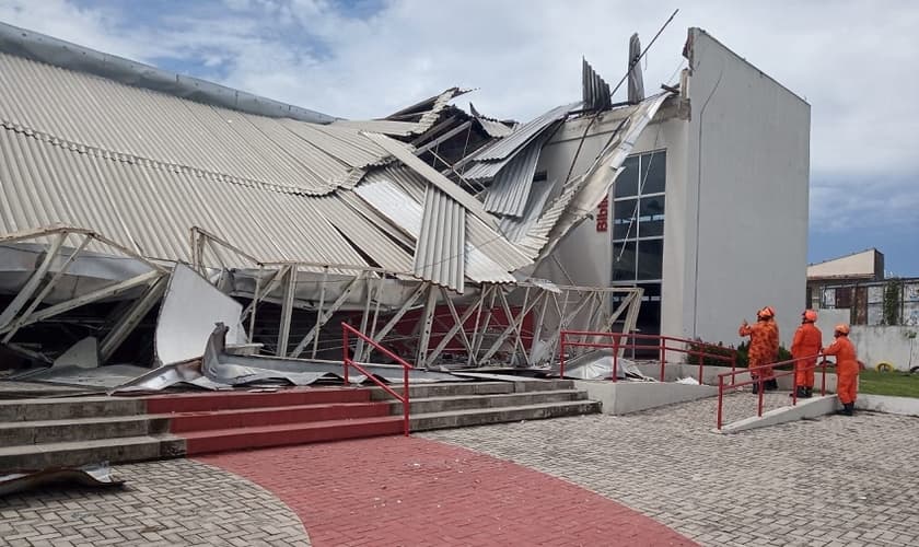 Cerca de 90 alunos estavam no auditório da escola em um grupo de oração. (Foto: Reprodução/Tribuna do Ceará)