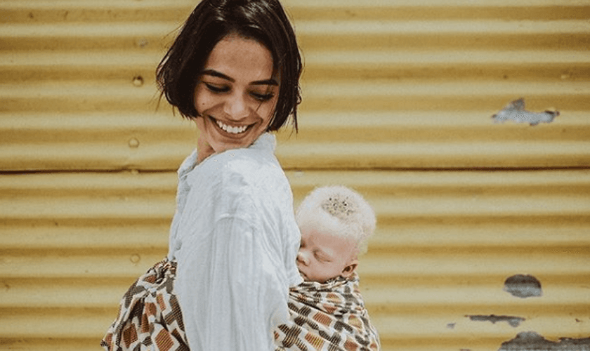 Atriz Bruna Marquezine carregando um bebê albino em Kuito, Angola. (Foto: Vatanabe Cruz)