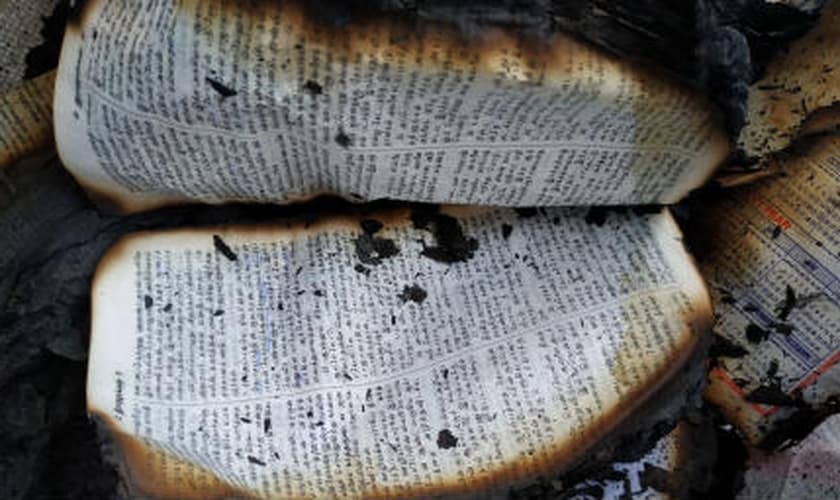 Bíblia queimada por radicais hindus na Índia. (Foto: Reprodução/CWS)