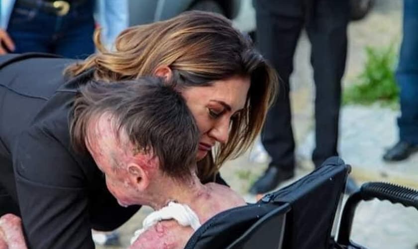 Primeira-dama Michelle Bolsonaro se emociona ao encontrar pacientes com doenças raras. (Foto: Reprodução/Twitter)