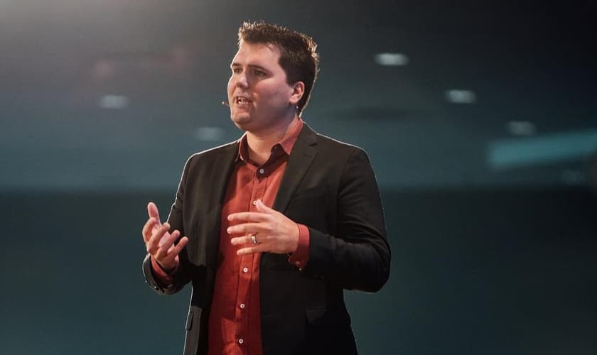 Matt Brown: “A paz de Deus em nós iluminará esse mundo sombrio.” (Foto: Reprodução/Instagram)