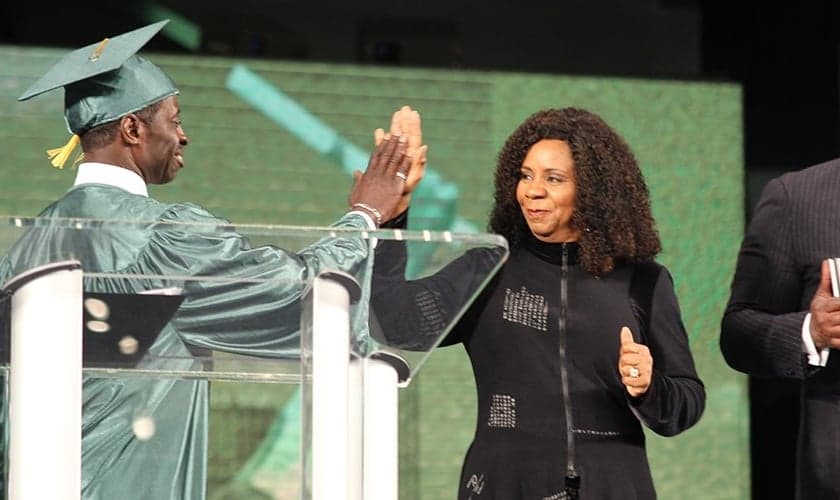 Formatura de ex-detentos que foram atendidos pelo ministério TORI. (Foto: Twitter/@FirsLadyJakes)