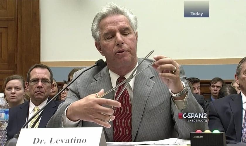 Depois de anos realizando o procedimento, hoje o Dr. Anthony Levatino fala contra o aborto. (Foto: C-SPAN)