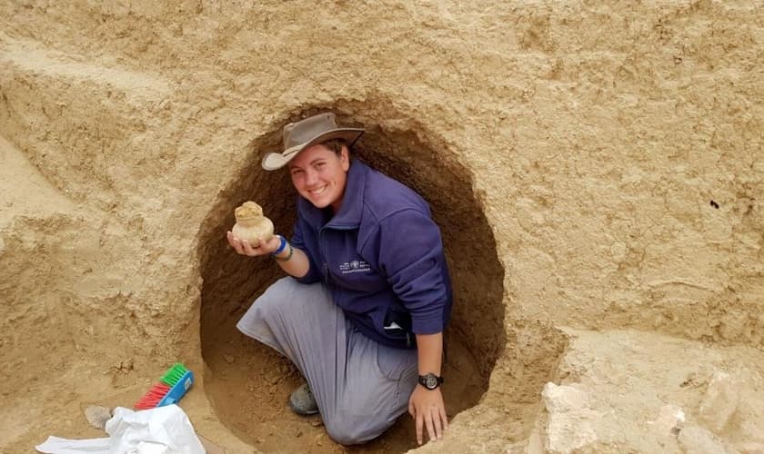 Arqueólogo segura objeto de 2.000 anos descoberto na escavação. (Foto: Divulgação/Autoridade de Antiguidades de Israel)