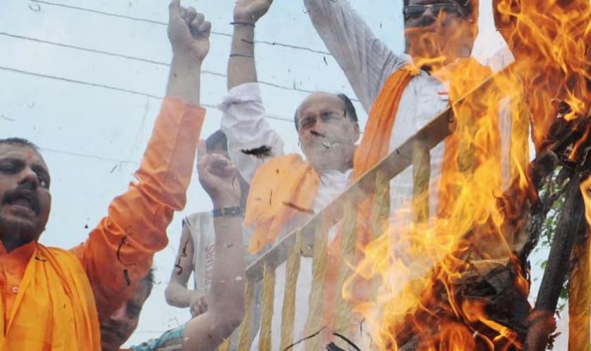 Radicias hindus usam práticas de tortura para fazer cristãos negarem a fé em Cristo. (Foto: Reprodução/World View)