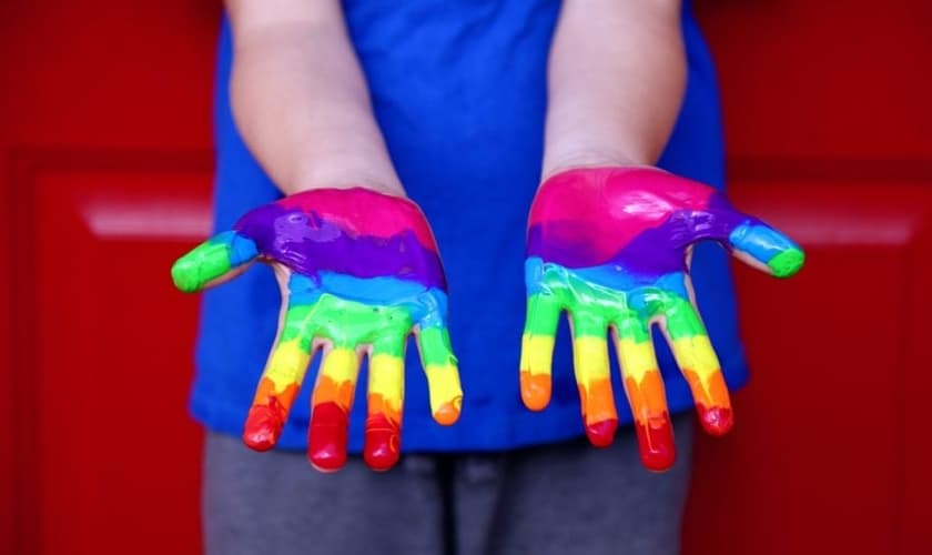 Associação Americana de Psicologia alerta que crianças não devem ser estimuladas a fazer a "transição de gênero". (Foto: Pixabay)