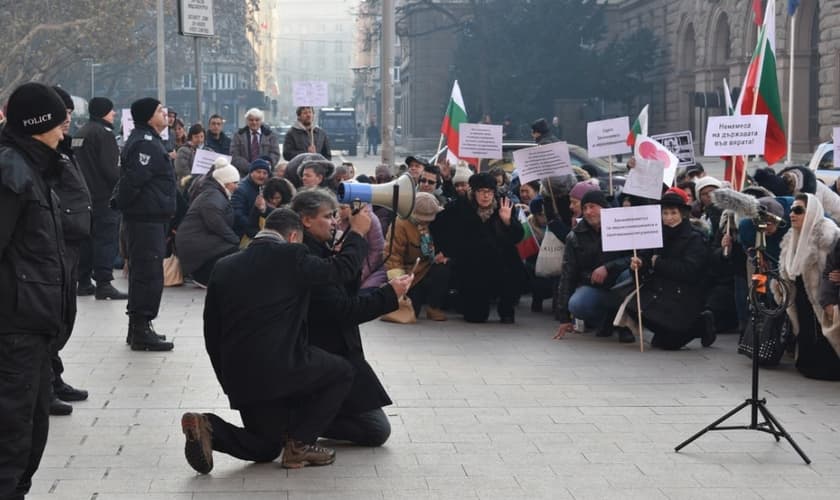 Cristãos fazem vigílias de orações nas ruas contra lei que permitiria restrições de liberdade religiosa. (Foto: Vlady Raichinov/TEN)