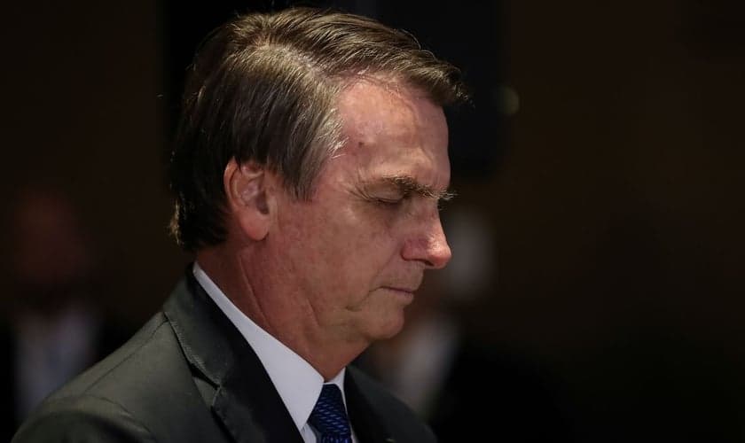 Presidente Jair Bolsonaro em momento de oração no almoço com pastores. (Foto: Marcos Corrêa/PR)
