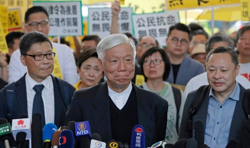 Pastor Chu Yiu-ming (centro) ao lado dos ativistas Benny Tai e Chan Kin-man antes de entrar no tribunal para ouvir seu veredito. (Foto: Kin Cheung/AP)