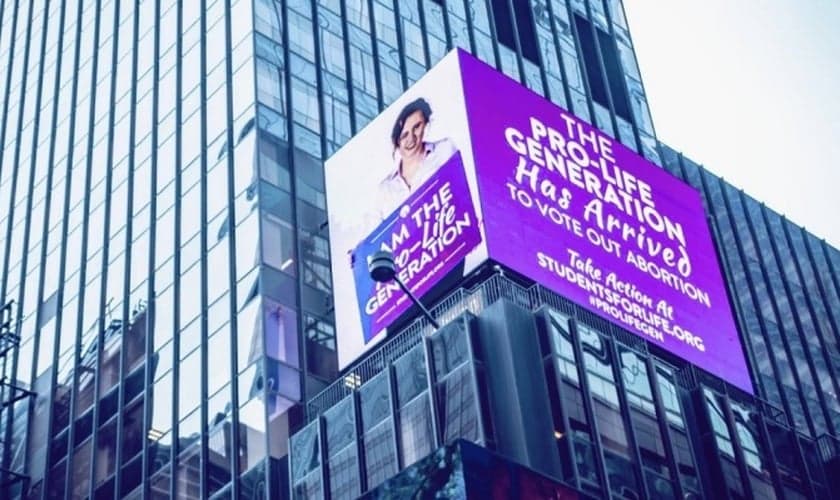 Outdoor luminoso é exibido na Times Square, em Manhattan, com mensagens pró-vida. (Foto: Reprodução/SFLA)