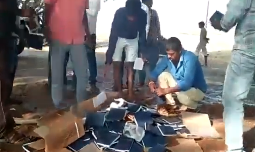 Radicais hindus queimam cerca de 1000 Bíblias em praça pública. (Foto: Reprodução/Twitter)
