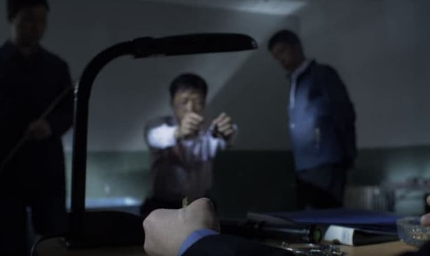 Homem sendo torturado na China. (Foto: An Xin/Bitter Winter)